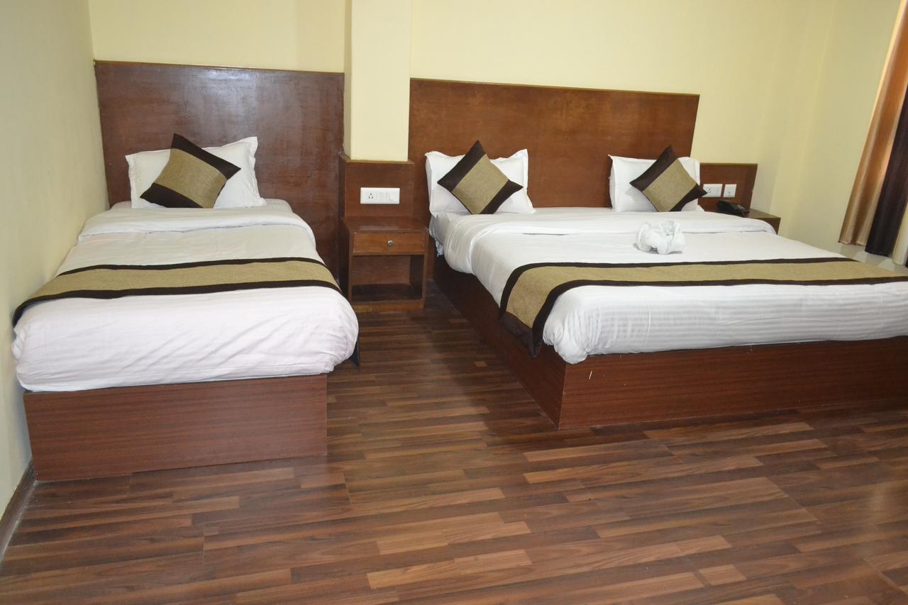 Hotel Madhawi 甘托克 外观 照片